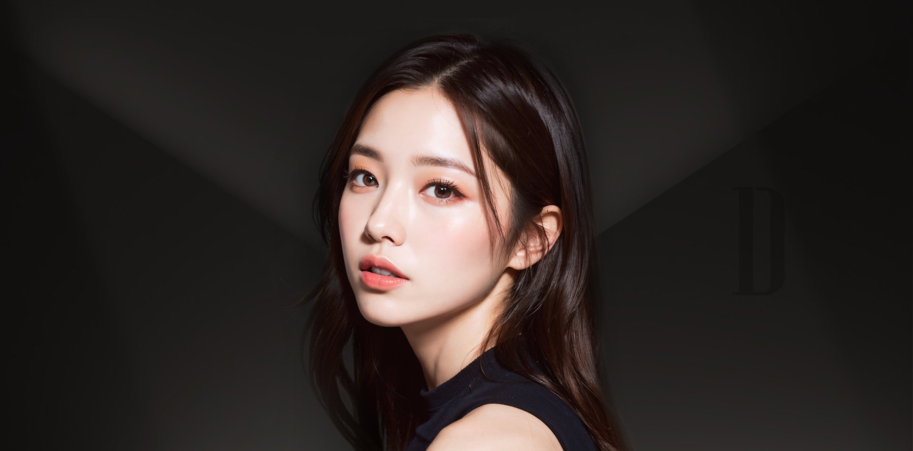 검은 민소매 차림 모델(어두운 배경, 오른쪽 옅은 D 장식)